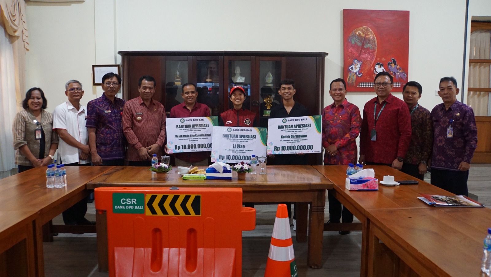 Kolaborasi dengan BPD Bali, PJ Bupati Buleleng berikan bonus atlet berprestasi