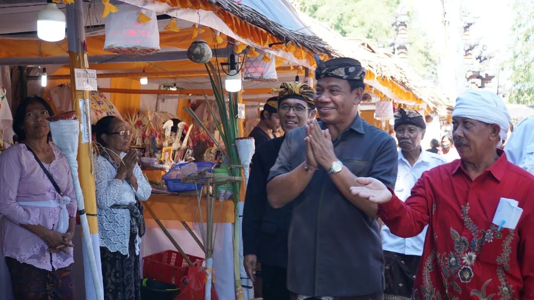 Penjabat (Pj) Bupati Buleleng Ketut Lihadnyana Hadiri Pengabenan Kinembulan Desa Pengastulan