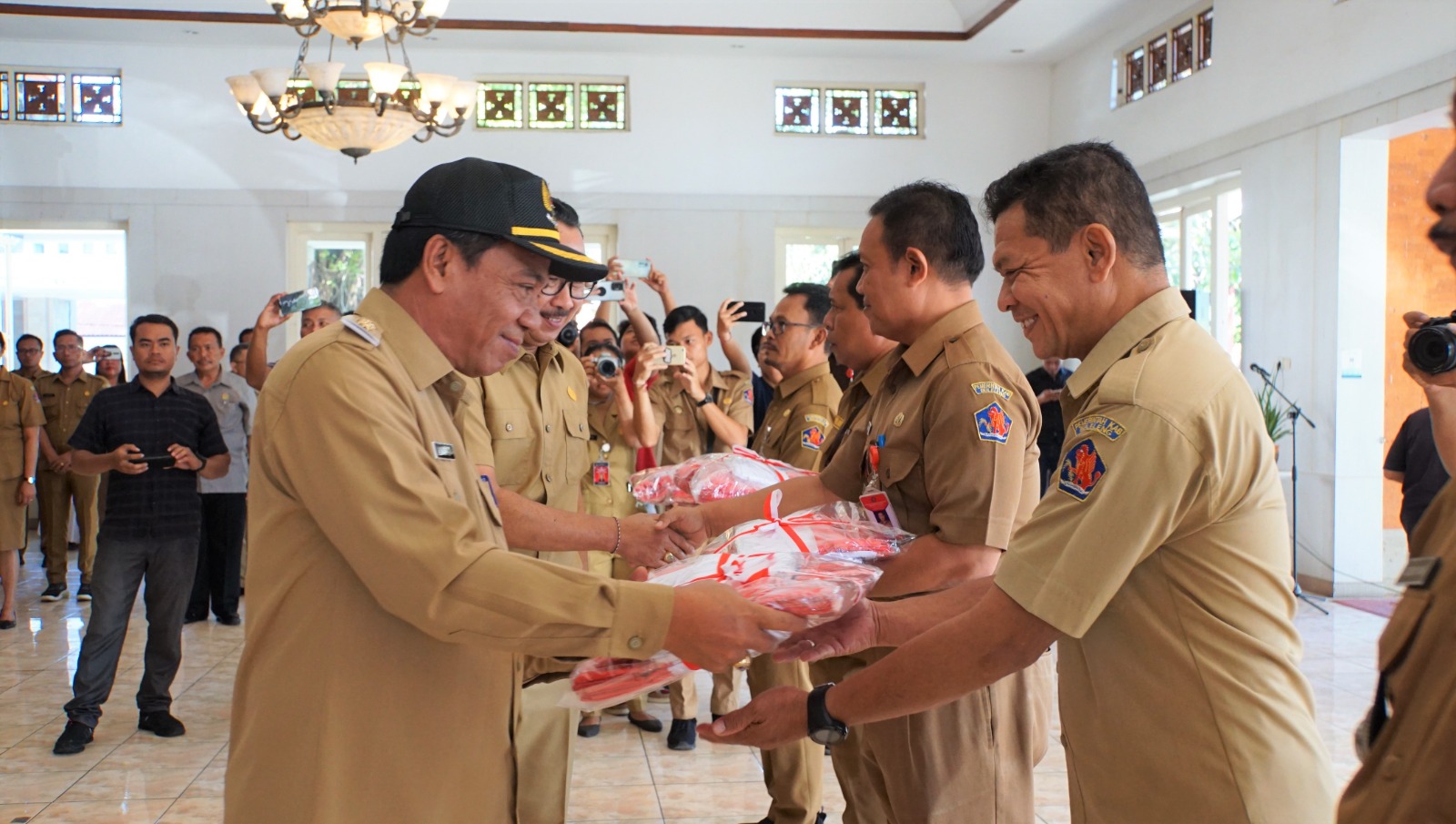 Bangkitkan Nasionalisme, Penjabat Bupati Buleleng Bagikan Ribuan Bendera Merah Putih