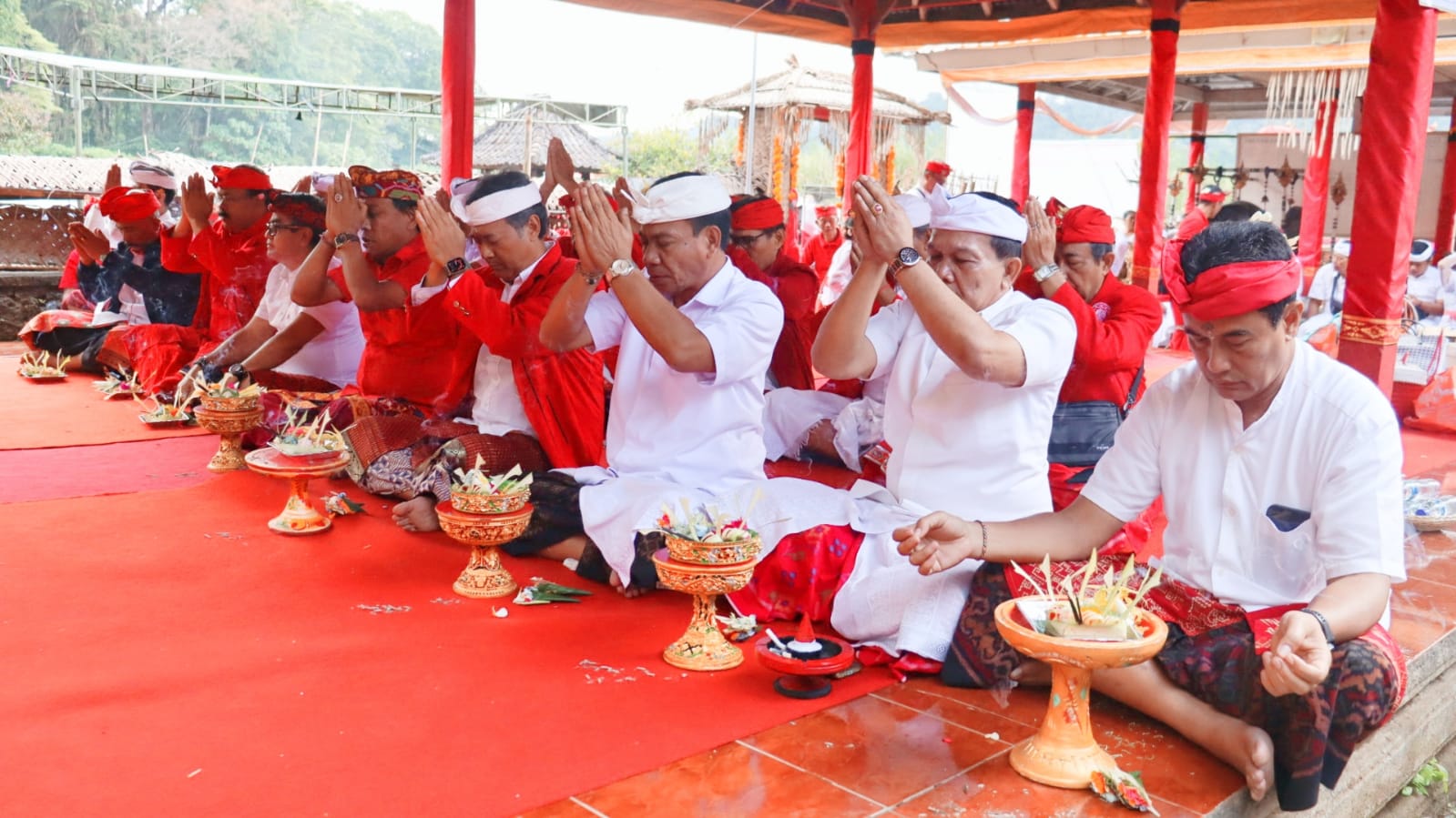 Pj. Bupati Buleleng Ketut Lihadnyana Ngaturang Bakti Bersama Warga Pande Se-Bali di Pura Penataran Pande Tamblingan
