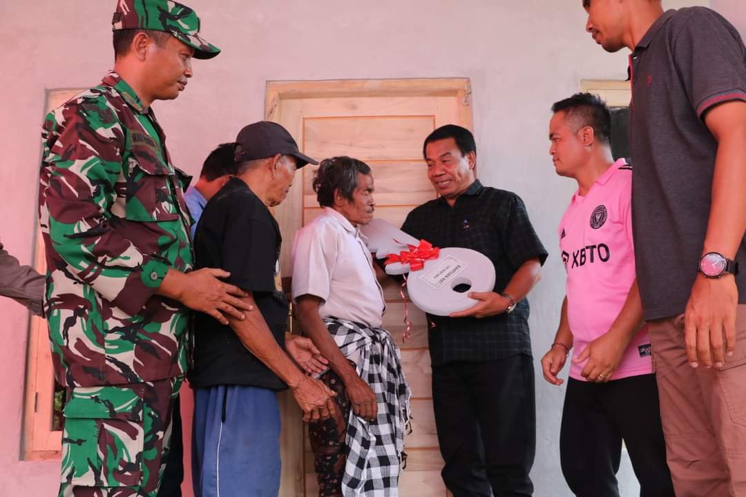 Umanis Galungan, Lihadnyana Berbagi Kepada Masyarakat Miskin di Desa Lokapaksa